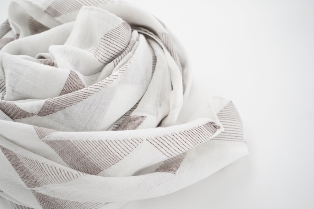 Khadi and Co ベスニールセン　大判コットンストール KHADI AND COエンブロイダリーコットンストール WHITE×BLACK